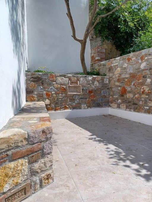 Petite Suite With Backyard. Mytilíni Exterior foto